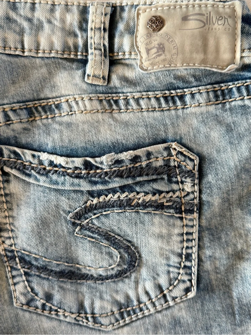 🌟 SILVER JEANS CO. - BOYFRIEND 🌟
Classic Stretch | Light Wash Jeans - Picture 4 of 11